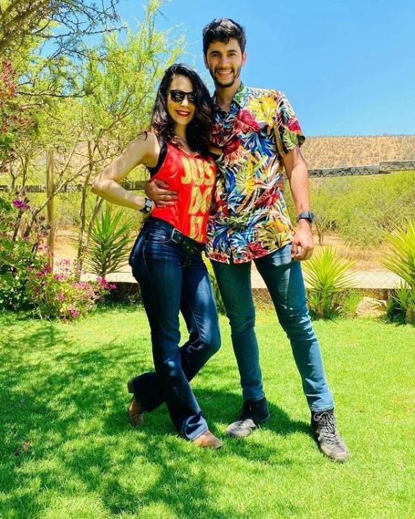 Yamna Lobos junto a su pareja