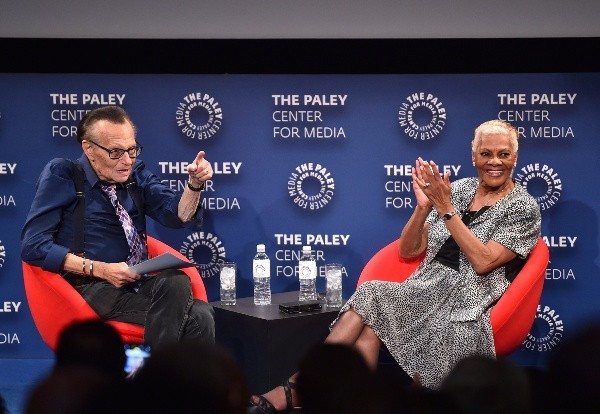 Larry King entrevistando a Dionne Warwick