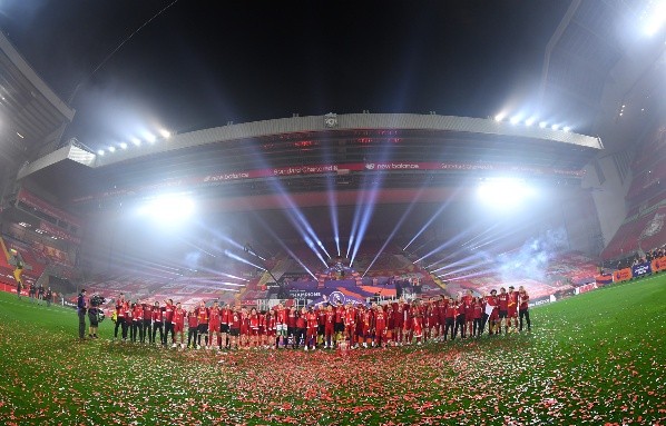 Hinchas del Liverpool entonando 'You'll Never Walk Alone'