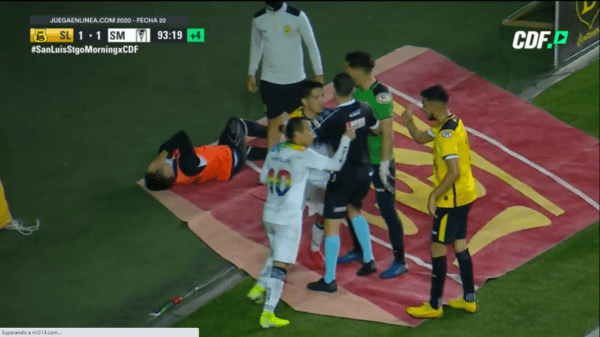 Pelotero de San Luis al suelo tras el empujón de un jugador de Santiago Morning.