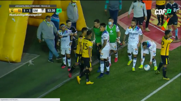 Al Laucha Arias le dan en la canillera.