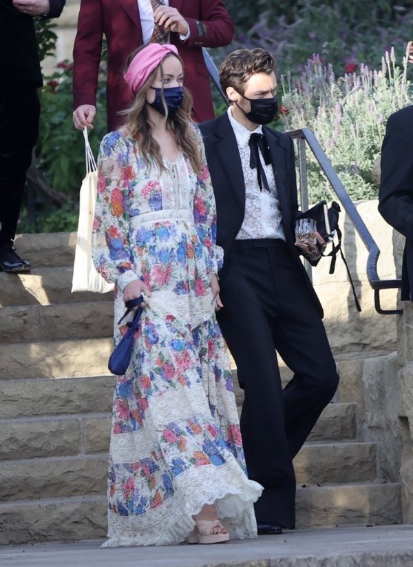 Harry Styles junto a Olivia Wilde en el matrimonio que vivieron el fin de semana recién pasado en California.(4)