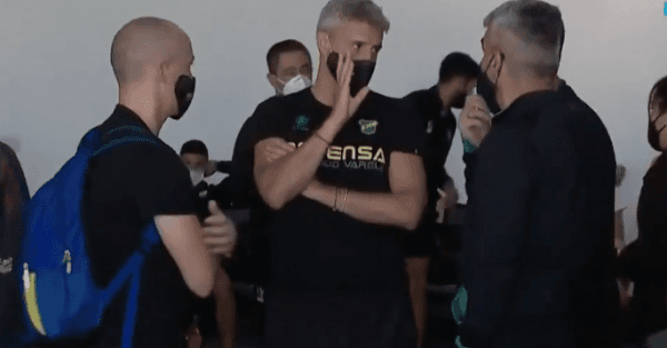 Hernán Crespo y el plantel de Defensa y Justicia, esperando en el aeropuerto de Santiago tras el sorpresivo anuncio de la Conmebol. Foto: Twitter