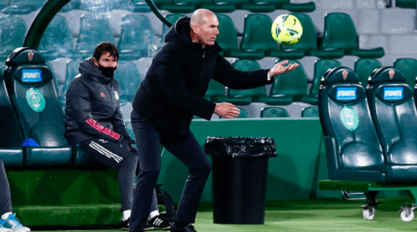 Zidane no está contagiado de coronavirus y podrá dirigir al Real Madrid ante el Osasuna. Foto: Getty Images