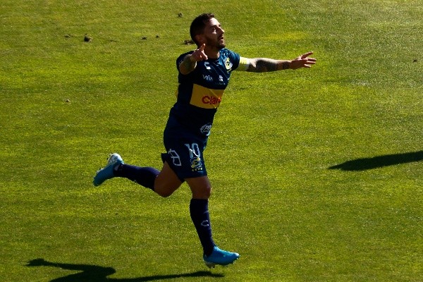 Juan Cuevas podría extender su registro goleador ante Colo Colo. Foto: Agencia Uno