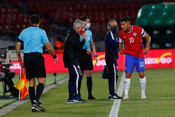 Solo falta la firma para que Reinaldo Rueda deje de ser el técnico de la selección chilena. Foto: Agencia Uno
