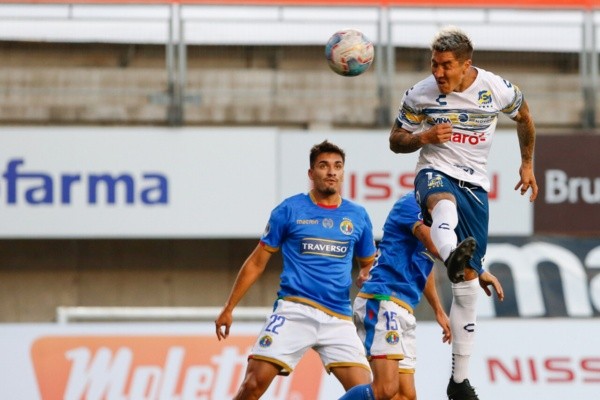 Durante la primera rueda, Everton se impuso a Audax en el sintético de La Florida. Foto: Agencia Uno.