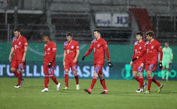 Con la cabeza abajo. Así salió el Bayern de la cancha luego de la derrota por penales ante el Holstein Kiel. (Foto: Getty)
