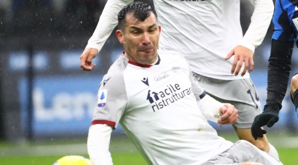 MILAN, ITALY - DECEMBER 05: Roberto Gagliardini of Inter Milan is tackled by Gary Medel of Bologna F.C. 1909 during the Serie A match between FC Internazionale and Bologna FC at Stadio Giuseppe Meazza on December 05, 2020 in Milan, Italy. Football Stadiums around Italy remain empty due to the Coronavirus Pandemic as Government social distancing laws prohibit fans inside venues resulting in fixtures being played behind closed doors. (Photo by Marco Luzzani/Getty Images)-Not Released (NR)