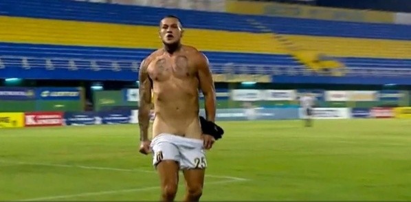 El jugador quedó en paños menores en plena cancha.