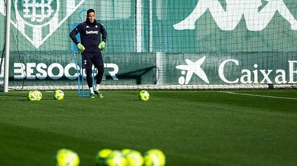SEVILLA, SPAIN - DECEMBER 31: Claudio Bravo in action during training session of Real Betis Balompie for La Liga Santander at Ciudad Deportiva Luis del Sol on December 31, 2020 in Sevilla, Spain. (Photo by Joaquin Corchero / Europa Press Sports via Getty Images)