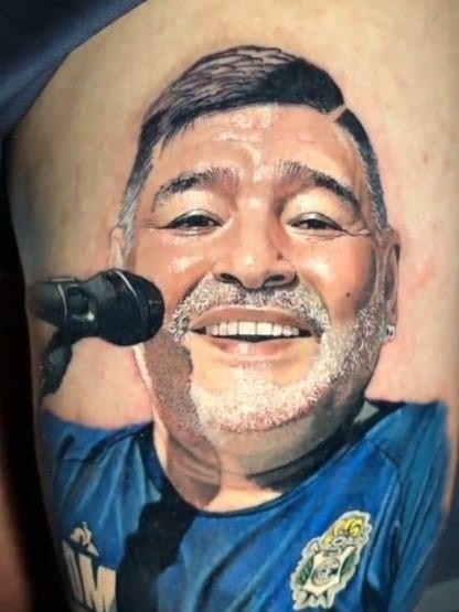 El juvenil homenajeó a Maradona con un realista tatuaje en su pierna.