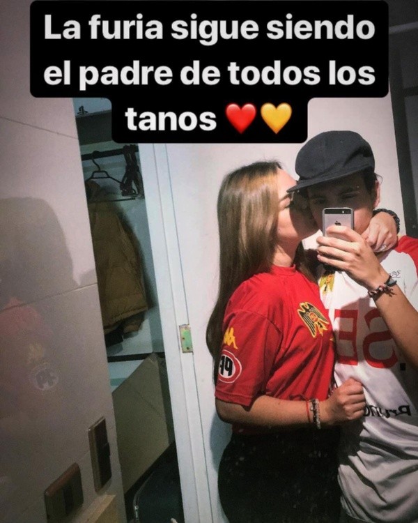 Mitshio Reyes, el ahora popular hincha de Unión Española, junto a la famosa &quot;Cata&quot;, en una foto de su Instagram.