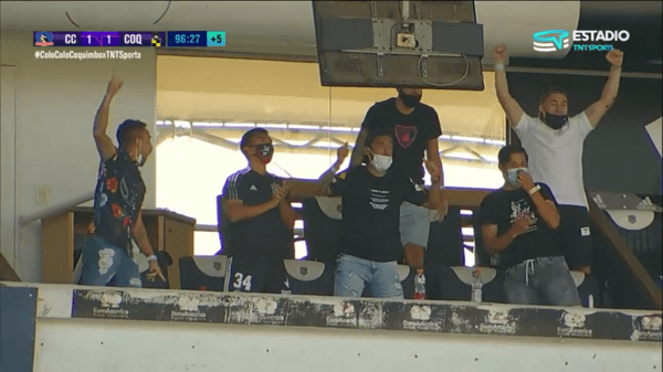 Jugadores de Colo Colo tienen un desatado festejo en el gol de Javier Parraguez