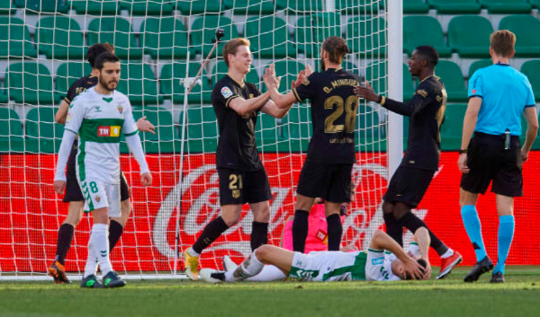 Frenkie de Jong anotó la apertura de la cuenta tras un error de Diego González. Foto: Getty Images