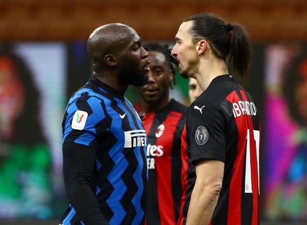 El cruce entre Romelu Lukaku y Zlatan Ibrahimovic marcó el derbi entre Inter y Milan. Foto: Getty Images