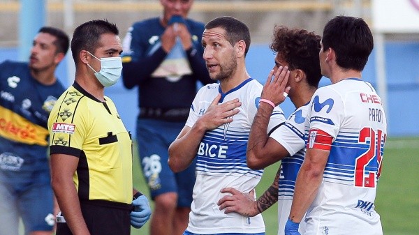 Universidad Católica se le han lanzado con todo a los arbitrajes en las últimas fechas. Foto: Agencia Uno