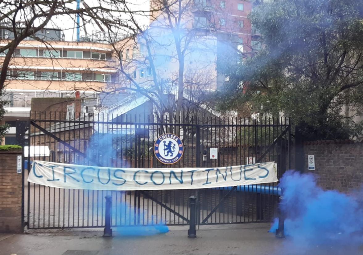 La reja principal de Stamford Brigde amaneció con este lienzo.