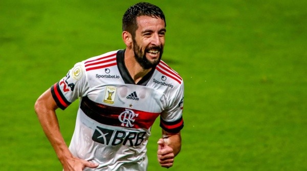 PORTO ALEGRE, BRAZIL - JANUARY 28: Isla of Flamengo celebrates after scoring the fourth goal of his team during the match between Gremio and Flamengo as part of Brasileirao Series A 2020 at Arena do Gremio Stadium on January 28, 2021 in Porto Alegre, Brazil. (Photo by Silvio Avila/Getty Images)-Not Released (NR)