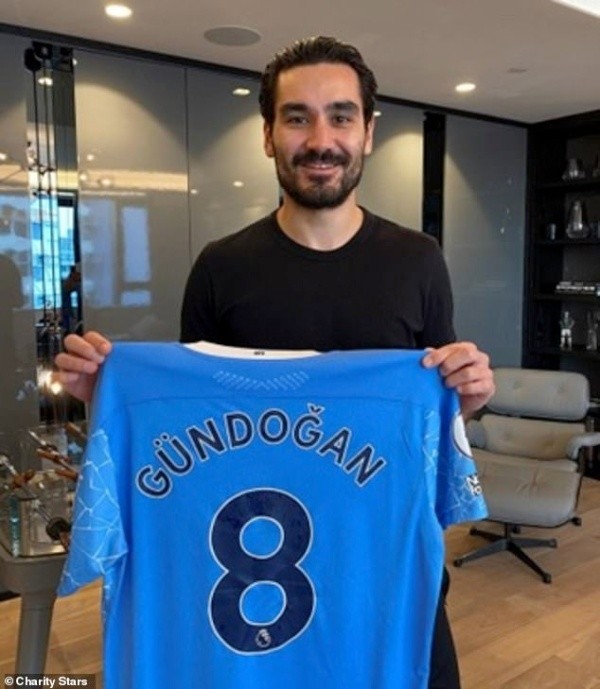 Gundogan también subasta camisetas utilizadas por él (Foto: Charity Stars)