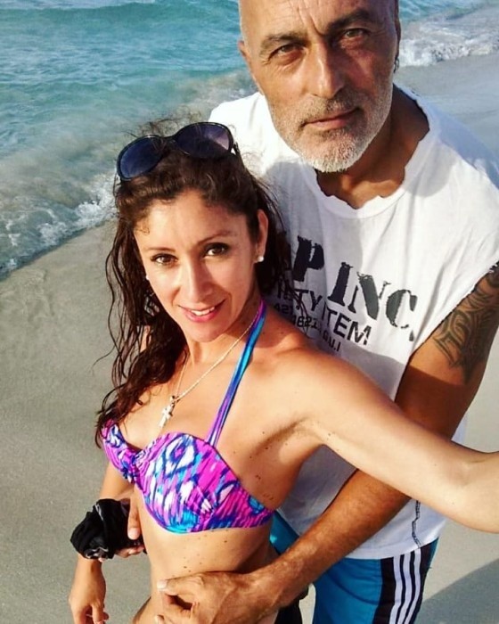 Angélica Sepúlveda y el galán turco Güsel en la playa.