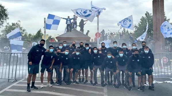 Los jugadores de la UC posaron en el banderazo de sus hinchas. Foto: U. Católica