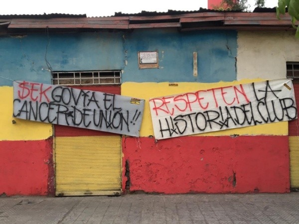 Algunos de los lienzos que un grupo de hinchas de Unión Española colgó fuera del Estadio Santa Laura. Foto: Facebook Coordinación Furia Roja