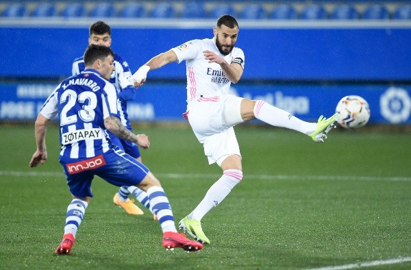 Karim Benzema, capitán del Real Madrid cuando Serio Ramos no está, anotó dos tantos frente al Alavés y ya es el cuarto máximo goleador de La Liga con 10. (Foto: Getty)