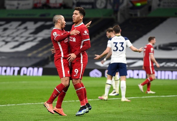 El tridente ofensivo del Liveerpool volvió a aparecer. Roberto Firmino y Sadio Mané anotaron para los Reds, mientras que Salah fue constante peligro. (Foto: Getty)