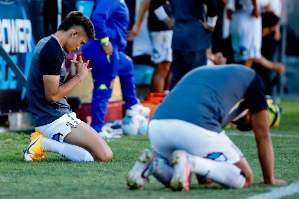 Pablo Solari ha sido uno de los jugadores más comprometidos con sacar a Colo Colo de la zona de descenso. De hecho, una foto suya rezando ante Unión Española es reflejo de sus ganas de ayudar. Foto: Agencia Uno