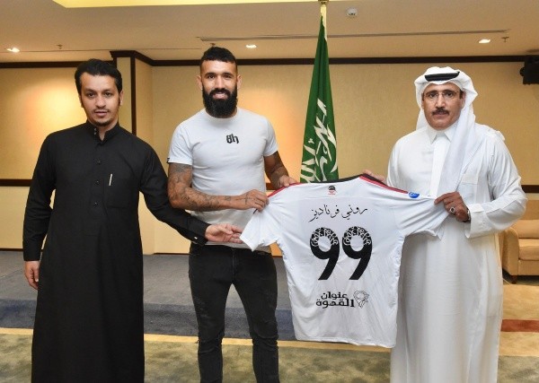 Ronnie Fernández y su nueva camiseta 99 en el fútbol de Arabia Saudita.