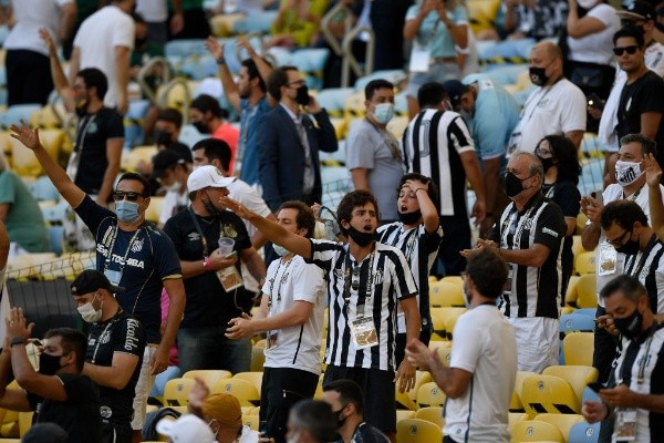 HInchas invitados de Santos gritando sin mascarilla en la final de Copa Libertadores. Foto: Getty Images