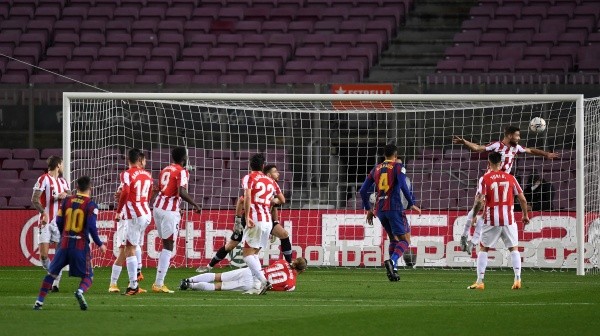 A pesar de haber cuatro jugadores en la barrera, uno en el suelo y otro en el palo, Lionel Messi superó a todos para anotar un golazo de tiro libre frente al Bilbao. (Foto: Getty)