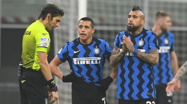 MILAN, ITALY - FEBRUARY 02:  Arturo Vidal and Alexis Sanchez of FC Internazionale react during the Coppa Italia semi-final match between FC Internazionale and Juventus at Stadio Giuseppe Meazza on February 02, 2021 in Milan, Italy. Sporting stadiums around Italy remain under strict restrictions due to the Coronavirus Pandemic as Government social distancing laws prohibit fans inside venues resulting in games being played behind closed doors. (Photo by Claudio Villa - Inter/Inter via Getty Images)