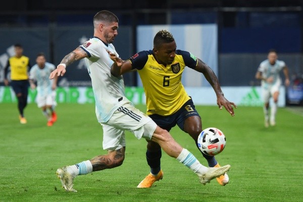 Estupiñan superó una lesión y ya recupera terreno en el Villareal.