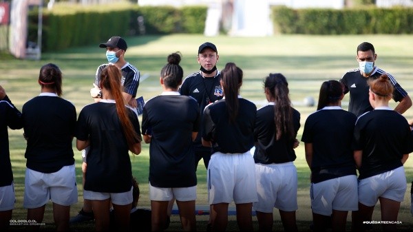 Luis Mena se gana los elogios de sus jugadoras en Colo Colo previo al Superclásico. Foto: Colo Colo