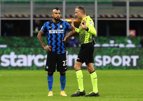 Arturo Vidal no estará en la revancha luego de quedar suspendido por tarjetas amarillas, mismo caso que el de Alexis Sánchez. (Foto: Getty)