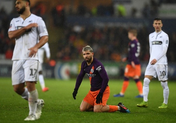 A pesar de estar de vuelta en los entrenaminetos. El Kun Agüero todavía no vuelve a las canchas. Podría sumar minutos en el LIberty Stadium. (Foto: Getty)