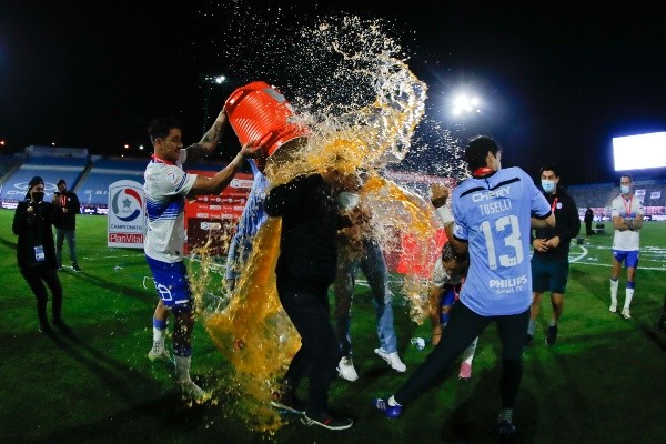 Mojaron a Holan en lo festejos de la UC.