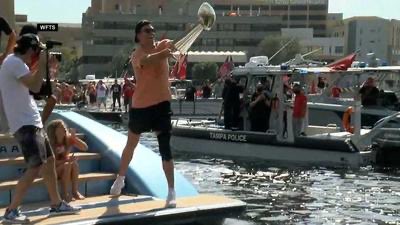 Brady lanzó el trofeo hasta otro yate, donde afortunadamente lo recibióRob Gronkowski.