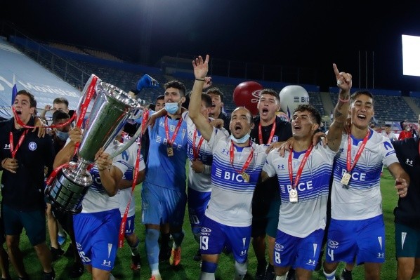 Los cruzados se despiden del campeonato con la copa en sus manos y ya pensando en el 2021. (Foto: Agencia UNO)