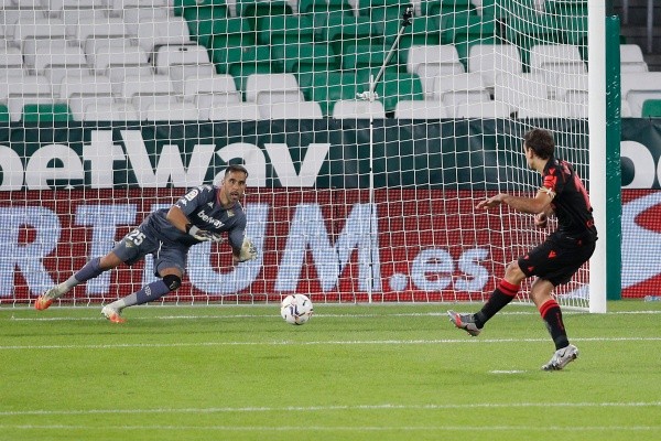 Claudio Bravo será parte de la citación, pero aún falta por confirmar si será titular o banca. (Foto: Getty)