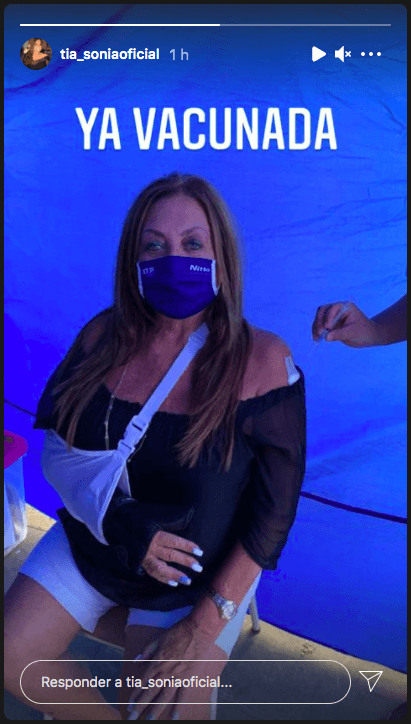 El momento en que la Tía Sonia recibe la vacuna contra la Covid-19 y que mostró en sus historias de Instagram, tras su caída en Maitencillo.