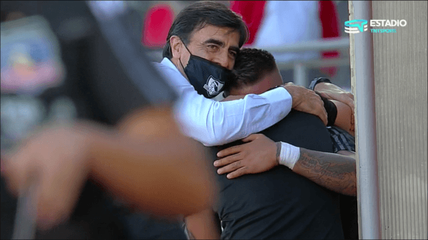 El abrazo de Quinteros y Paredes en Colo Colo tras salvarse del descenso.