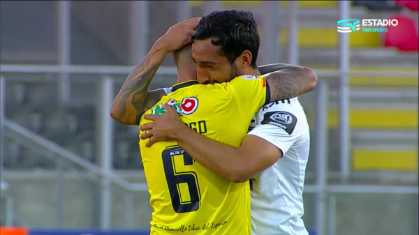 El abrazo con emociones contrarias de Colo Colo y U de Conce tras la promoción.