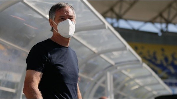 Holan tiene una cláusula de salida exacta a la que utilizaron Beñat y Quinteros.