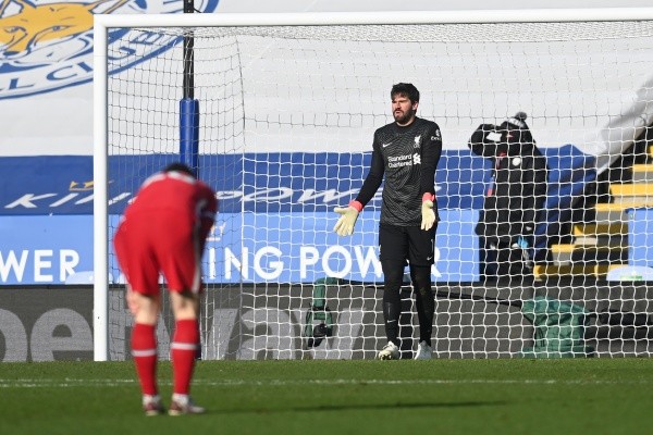 El arquero brasileño Alisson Becker ha estado en el centro de las críticas, ya que tuvo la culpa de dos goles del Manchester City y uno del Leicester. En ambos choque el Liverpool cayó. (Foto: Getty)