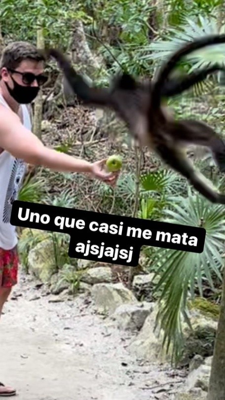Nano Calderón con monos en sus vacaciones en México Nano Calderón con monos en sus vacaciones en México
