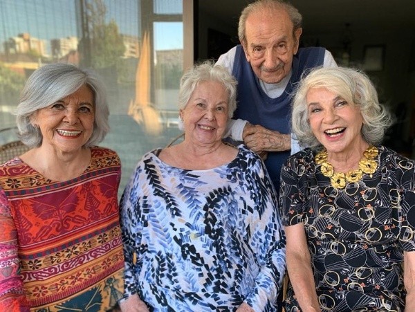 Gaby Hernández junto a sus hermanas y su cuñado de 102 años