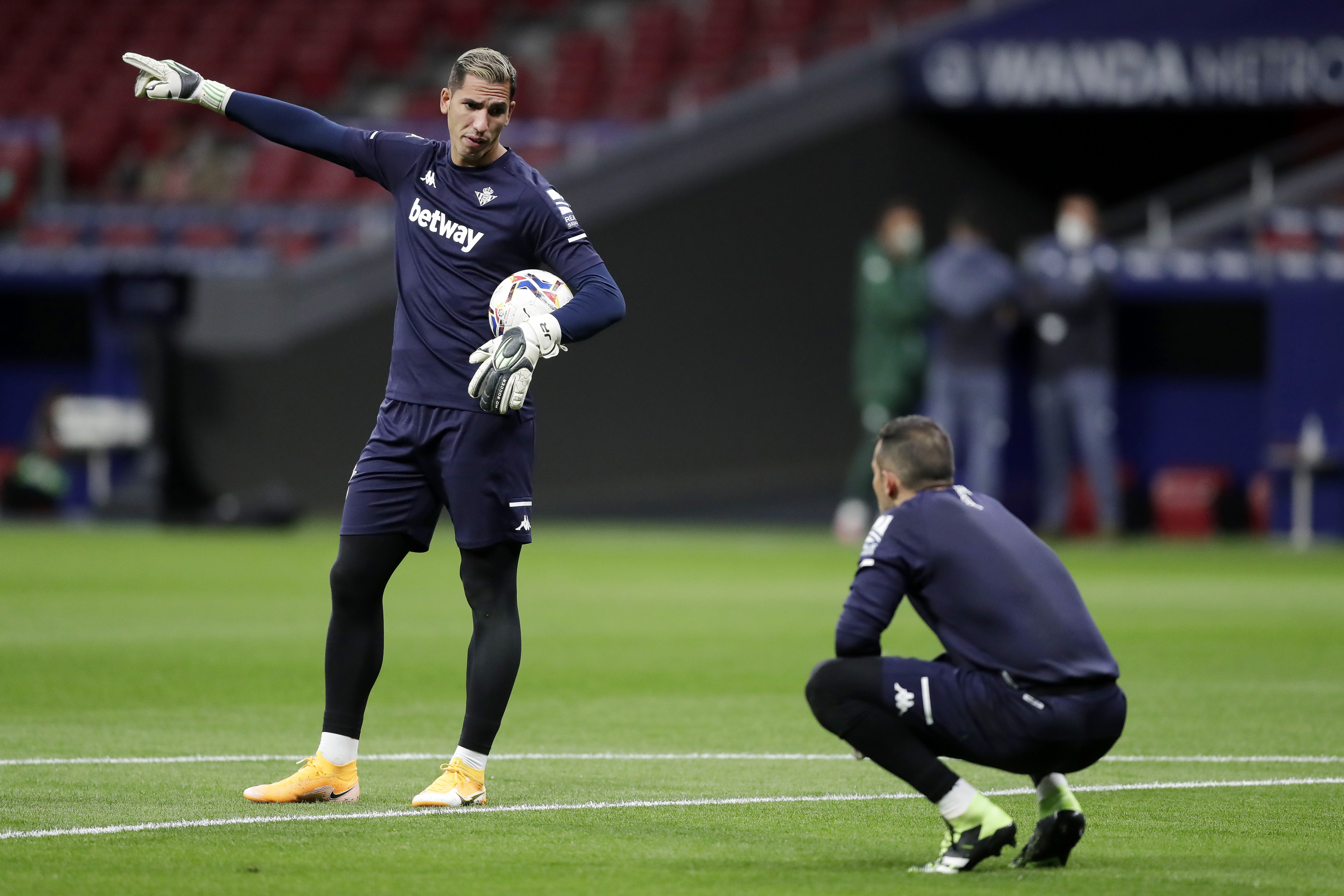 Claudio Bravo pasó de titular indiscutido a competir por el puesto con Joel Robles. (Foto: Getty)
